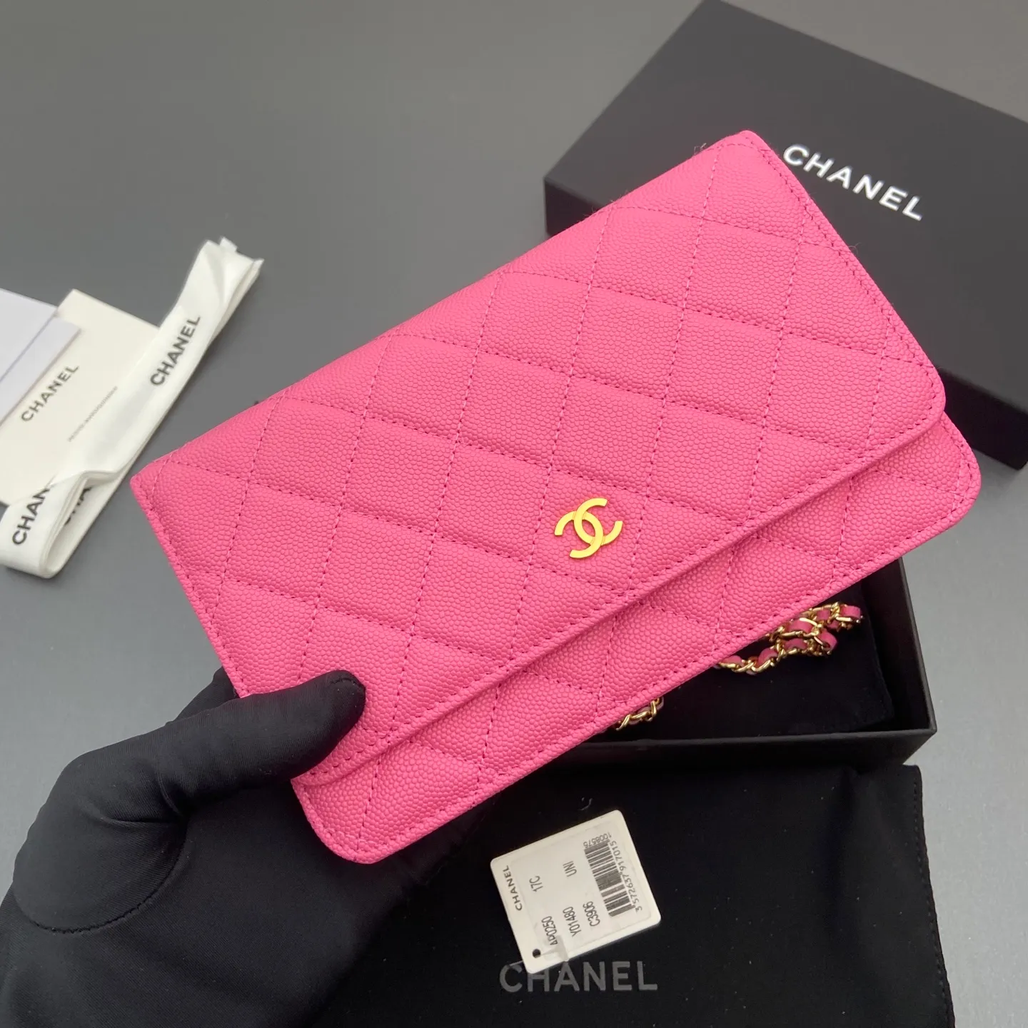 Xiaoxiang imported Italian caviar cowhide Item number: A0250 Price: 640 Size: w20×h13×d3.5cm Color: Plum red fine ball pattern golden steel mark