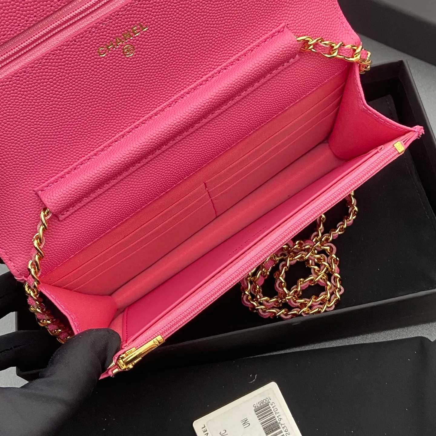 Xiaoxiang imported Italian caviar cowhide Item number: A0250 Price: 640 Size: w20×h13×d3.5cm Color: Plum red fine ball pattern golden steel mark