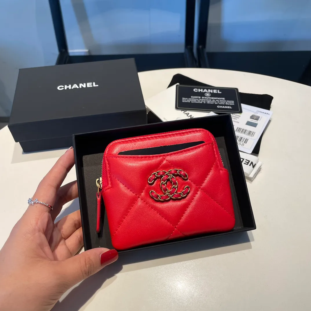 💰440😊Upgraded version💋🆕Ohanel new color🆕The latest zipper card holder coin purse with multiple card slots. The texture of goatskin is unparalleled. 😼The 19 series that is mainly recommended this season is a big rhombus with a strong retro style. Is there anyone who wants to buy every color?🧸 The logo is eye-catching and unique, the goatskin has a faint luster, and the temperament instantly ups and downs❣The fashionable style and style are also co-created by Karl and Viard. The first series launched by the new artistic director will be a key recommendation of the brand from this year to next year, conveying the essence of the brand, with a full set of packaging 2086🍃size: 12*9.5cm