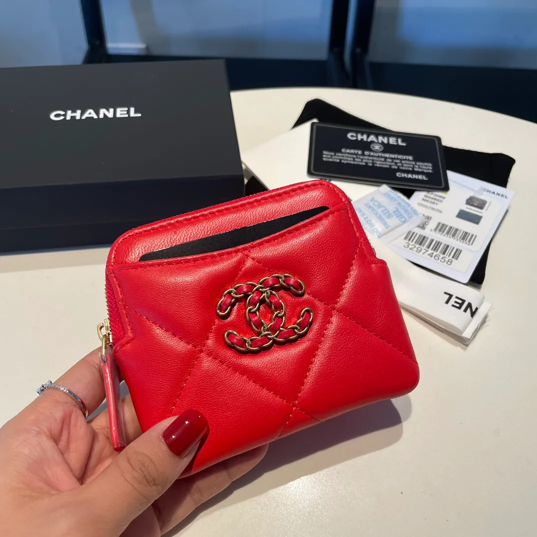 💰440😊Upgraded version💋🆕Ohanel new color🆕The latest zipper card holder coin purse with multiple card slots. The texture of goatskin is unparalleled. 😼The 19 series that is mainly recommended this season is a big rhombus with a strong retro style. Is there anyone who wants to buy every color?🧸 The logo is eye-catching and unique, the goatskin has a faint luster, and the temperament instantly ups and downs❣The fashionable style and style are also co-created by Karl and Viard. The first series launched by the new artistic director will be a key recommendation of the brand from this year to next year, conveying the essence of the brand, with a full set of packaging 2086🍃size: 12*9.5cm