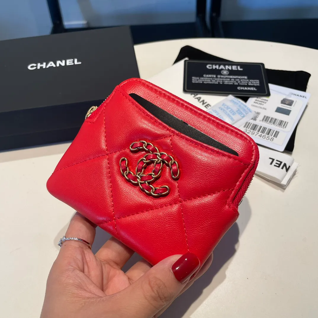 💰440😊Upgraded version💋🆕Ohanel new color🆕The latest zipper card holder coin purse with multiple card slots. The texture of goatskin is unparalleled. 😼The 19 series that is mainly recommended this season is a big rhombus with a strong retro style. Is there anyone who wants to buy every color?🧸 The logo is eye-catching and unique, the goatskin has a faint luster, and the temperament instantly ups and downs❣The fashionable style and style are also co-created by Karl and Viard. The first series launched by the new artistic director will be a key recommendation of the brand from this year to next year, conveying the essence of the brand, with a full set of packaging 2086🍃size: 12*9.5cm