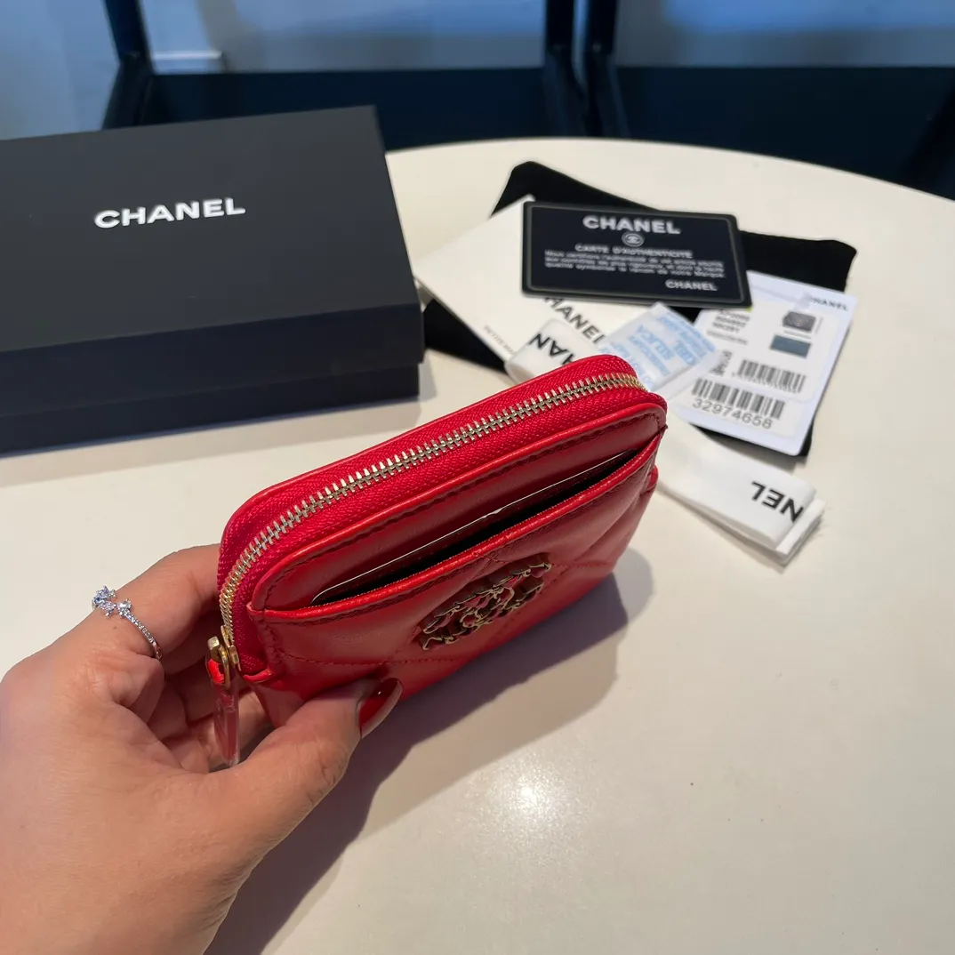 💰440😊Upgraded version💋🆕Ohanel new color🆕The latest zipper card holder coin purse with multiple card slots. The texture of goatskin is unparalleled. 😼The 19 series that is mainly recommended this season is a big rhombus with a strong retro style. Is there anyone who wants to buy every color?🧸 The logo is eye-catching and unique, the goatskin has a faint luster, and the temperament instantly ups and downs❣The fashionable style and style are also co-created by Karl and Viard. The first series launched by the new artistic director will be a key recommendation of the brand from this year to next year, conveying the essence of the brand, with a full set of packaging 2086🍃size: 12*9.5cm