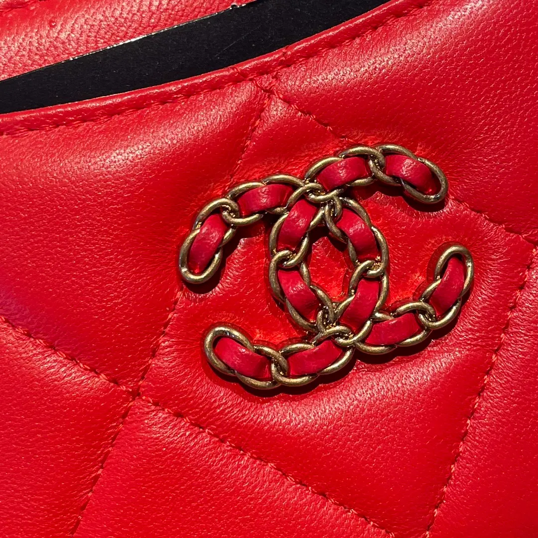 💰440😊Upgraded version💋🆕Ohanel new color🆕The latest zipper card holder coin purse with multiple card slots. The texture of goatskin is unparalleled. 😼The 19 series that is mainly recommended this season is a big rhombus with a strong retro style. Is there anyone who wants to buy every color?🧸 The logo is eye-catching and unique, the goatskin has a faint luster, and the temperament instantly ups and downs❣The fashionable style and style are also co-created by Karl and Viard. The first series launched by the new artistic director will be a key recommendation of the brand from this year to next year, conveying the essence of the brand, with a full set of packaging 2086🍃size: 12*9.5cm