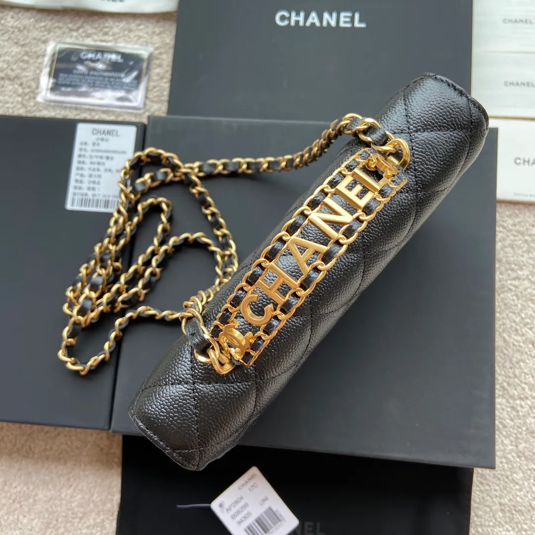 Xiaoxiang imported Italian grained calfskin Item No.: AP5608 Price: 960 Size: w20×h13×d3.5cm Color: Black with medium ball pattern and golden steel mark