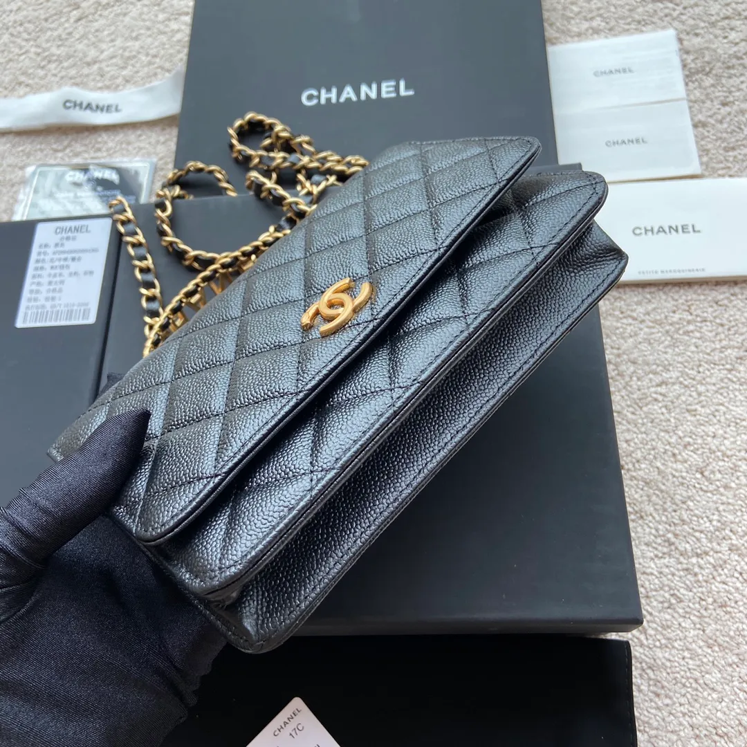 Xiaoxiang imported Italian grained calfskin Item No.: AP5608 Price: 960 Size: w20×h13×d3.5cm Color: Black with medium ball pattern and golden steel mark