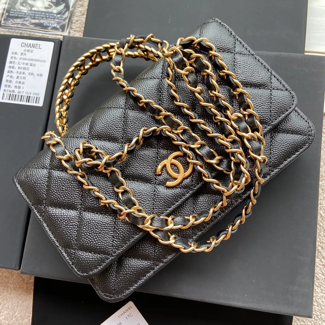 Xiaoxiang imported Italian grained calfskin Item No.: AP5608 Price: 960 Size: w20×h13×d3.5cm Color: Black with medium ball pattern and golden steel mark