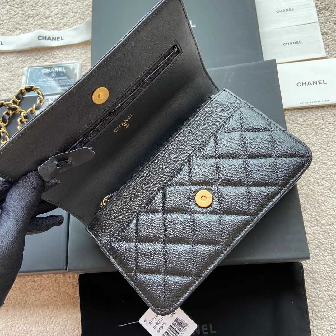Xiaoxiang imported Italian grained calfskin Item No.: AP5608 Price: 960 Size: w20×h13×d3.5cm Color: Black with medium ball pattern and golden steel mark