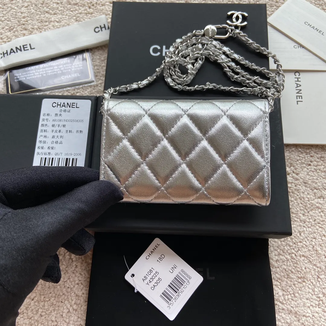 Xiaoxiang imported Italian sheepskin Item number: A81081 (chain small card holder) 💰: 420 Size: w11×h7cm Color: silver sheepskin silver steel mark