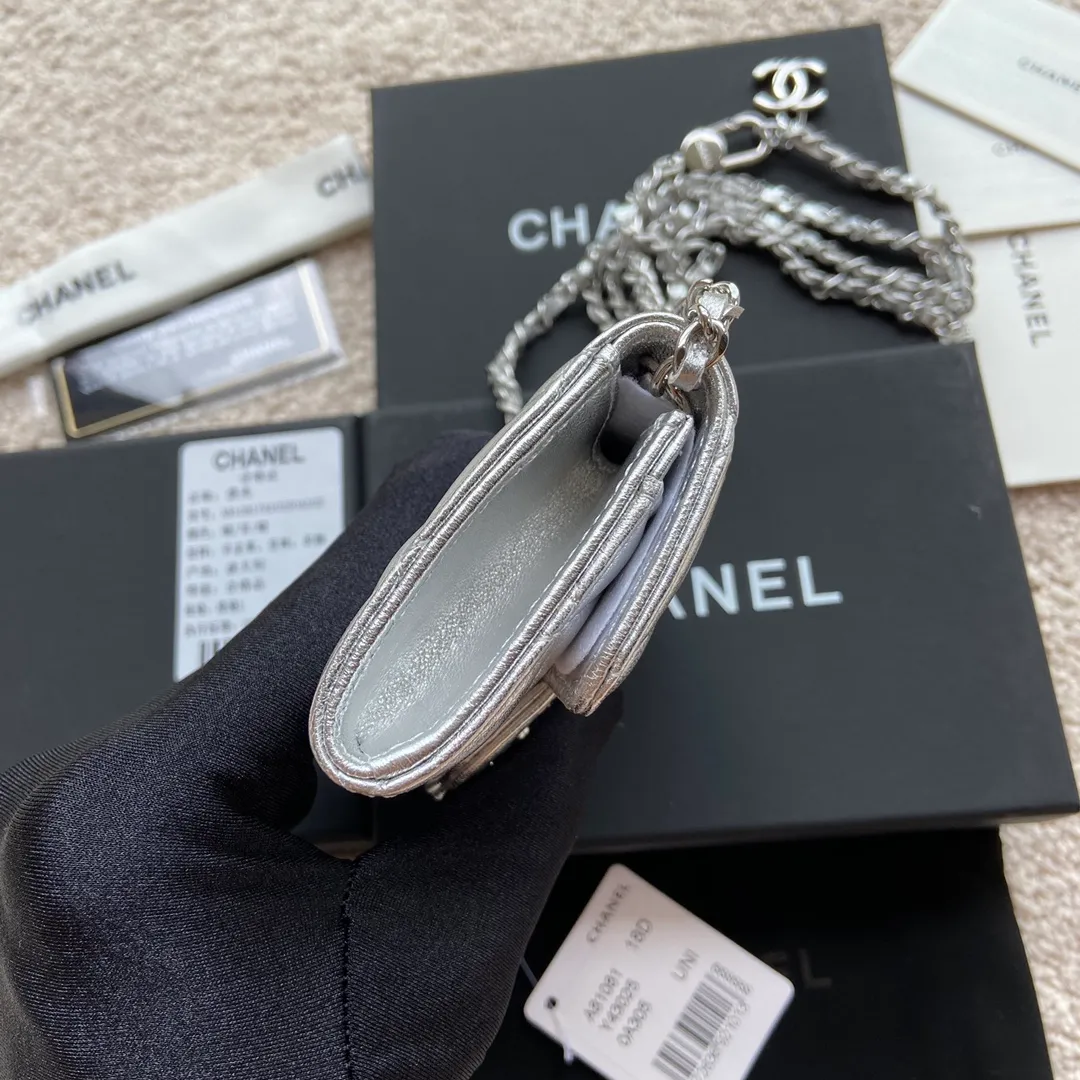 Xiaoxiang imported Italian sheepskin Item number: A81081 (chain small card holder) 💰: 420 Size: w11×h7cm Color: silver sheepskin silver steel mark