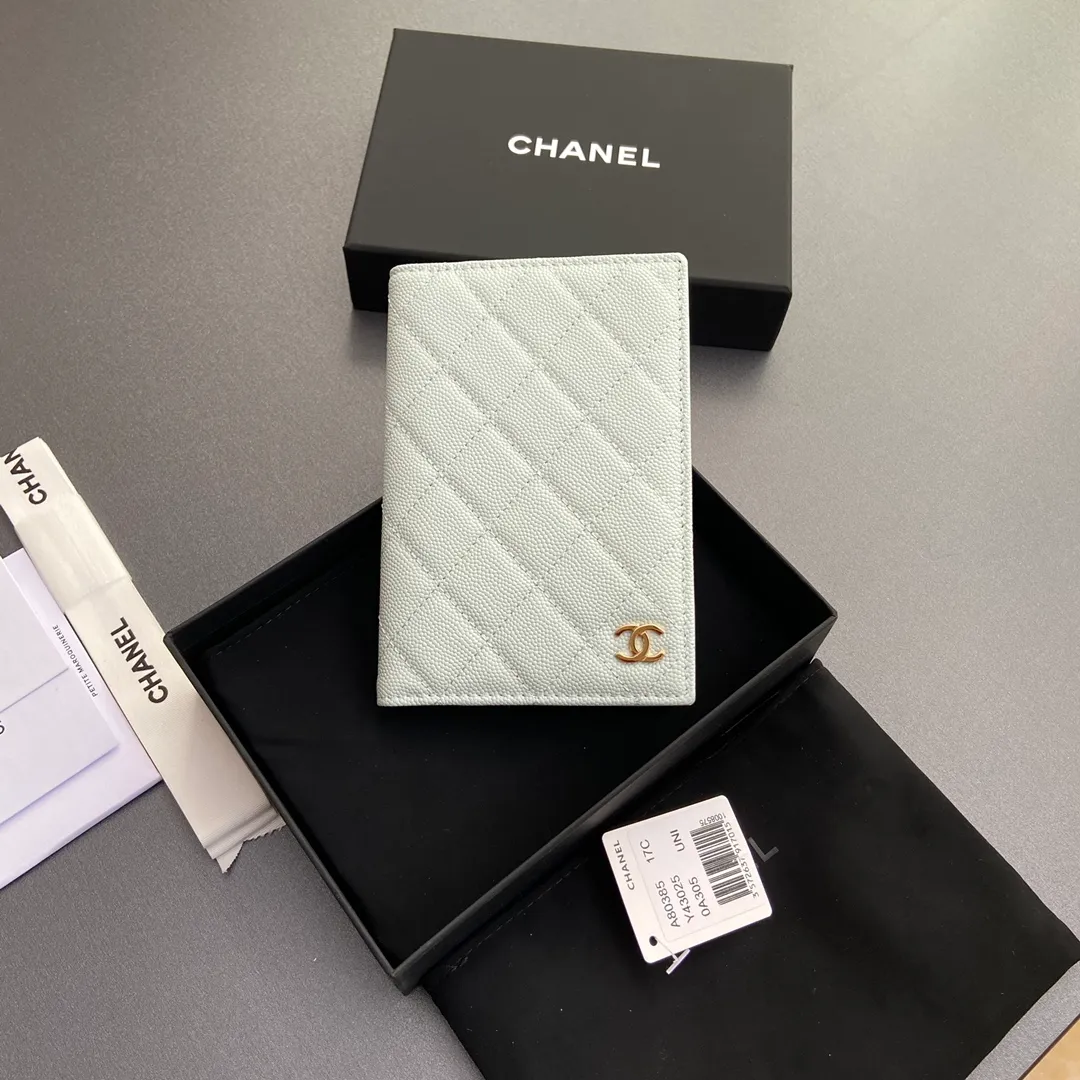 [Special grade hardware original leather] ¥280 Xiaoxiang Passport Holder Series Quilted card holder with iconic metal logo Gold tone metal hardware, special Italian imported leather 4 card slots, 1 passport holder Number: 80385 Light blue thin ball light gold Size: w10×h15×d2cm