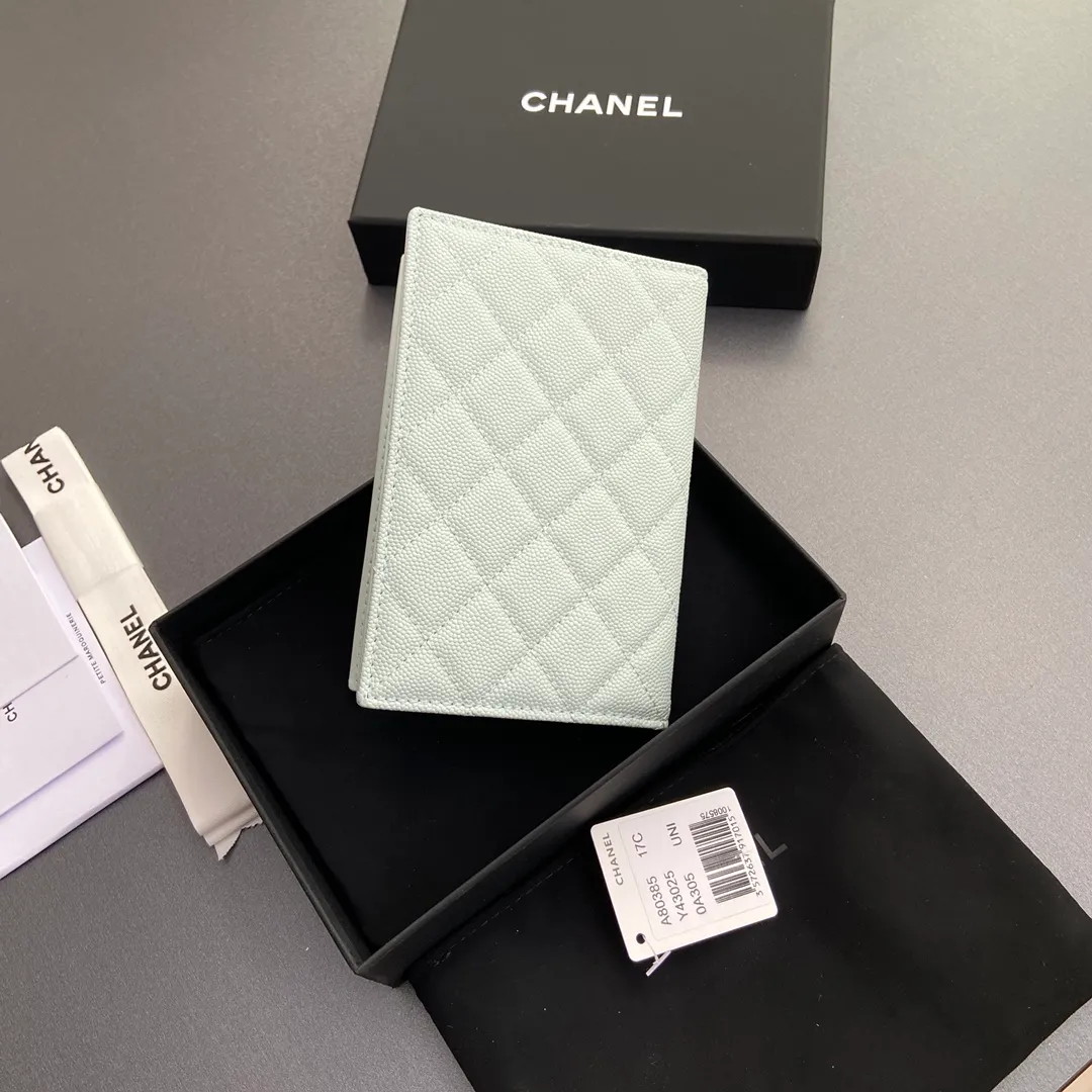 [Special grade hardware original leather] ¥280 Xiaoxiang Passport Holder Series Quilted card holder with iconic metal logo Gold tone metal hardware, special Italian imported leather 4 card slots, 1 passport holder Number: 80385 Light blue thin ball light gold Size: w10×h15×d2cm
