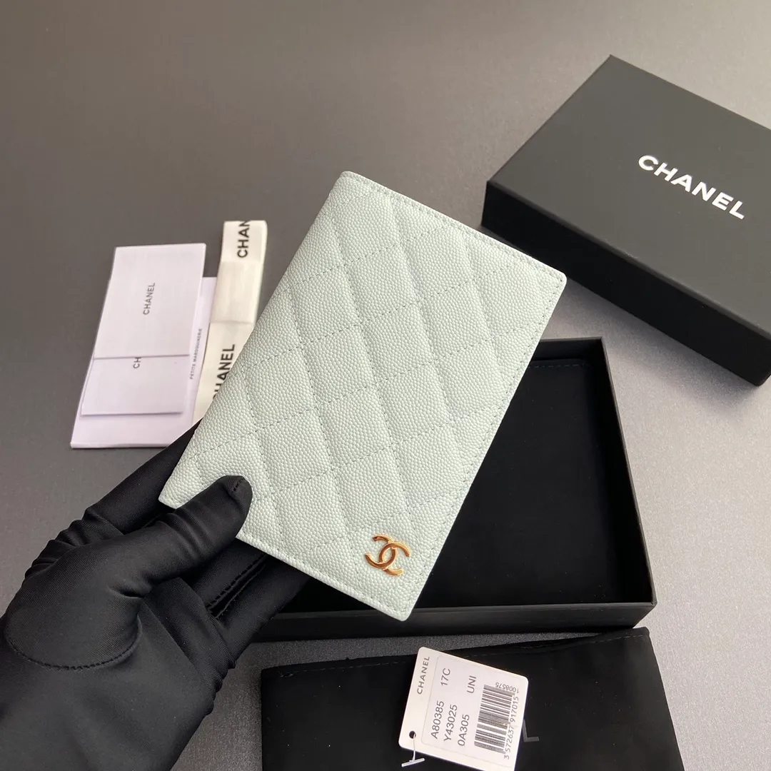 [Special grade hardware original leather] ¥280 Xiaoxiang Passport Holder Series Quilted card holder with iconic metal logo Gold tone metal hardware, special Italian imported leather 4 card slots, 1 passport holder Number: 80385 Light blue thin ball light gold Size: w10×h15×d2cm