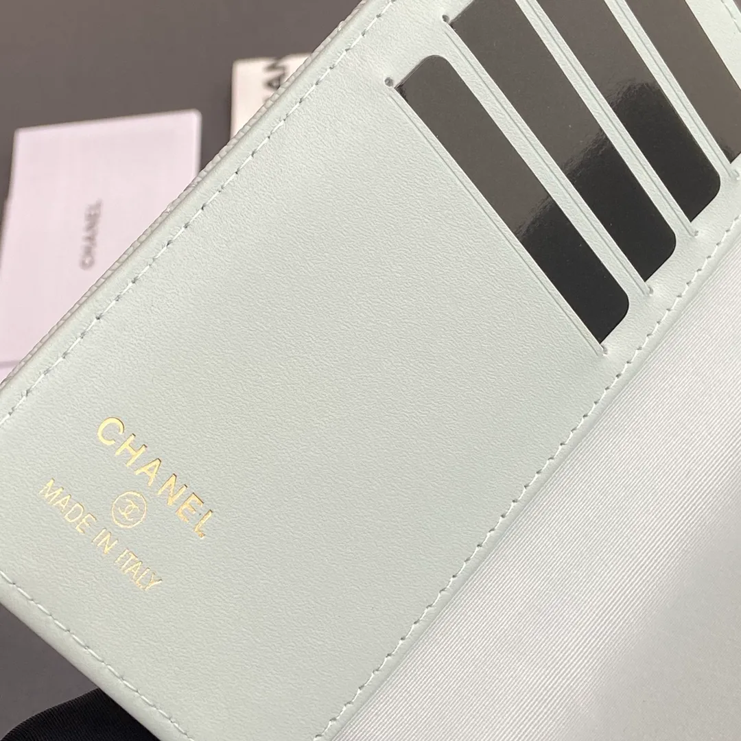 [Special grade hardware original leather] ¥280 Xiaoxiang Passport Holder Series Quilted card holder with iconic metal logo Gold tone metal hardware, special Italian imported leather 4 card slots, 1 passport holder Number: 80385 Light blue thin ball light gold Size: w10×h15×d2cm