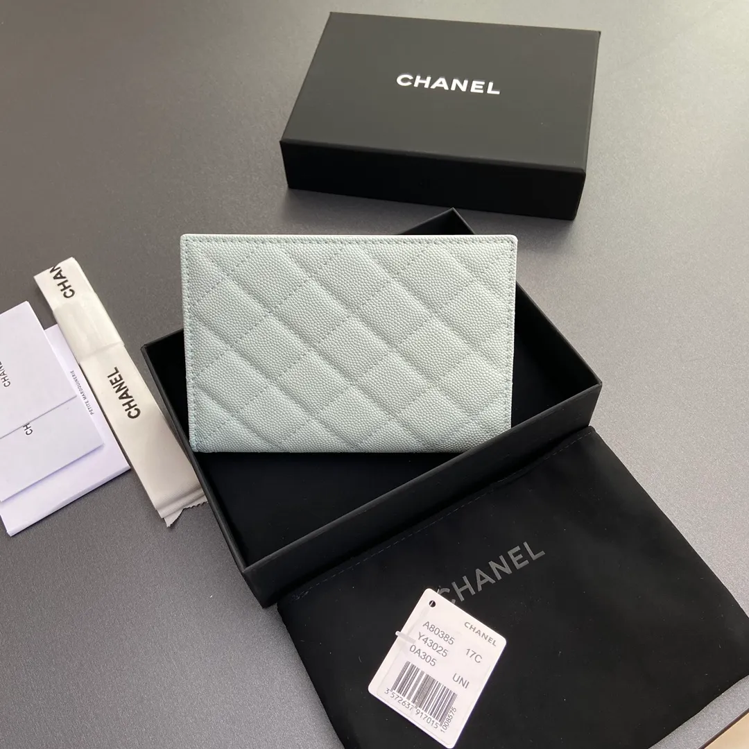 [Special grade hardware original leather] ¥280 Xiaoxiang Passport Holder Series Quilted card holder with iconic metal logo Gold tone metal hardware, special Italian imported leather 4 card slots, 1 passport holder Number: 80385 Light blue thin ball light gold Size: w10×h15×d2cm