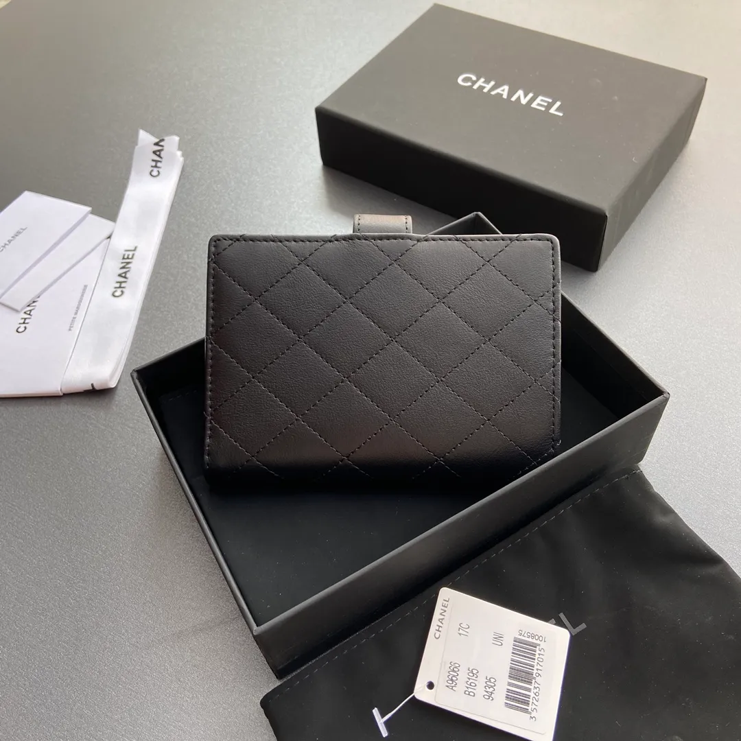 [Special grade hardware original leather] 440 Xiaoxiang Passport Holder Series Quilted with iconic metal logo Black-tone metal hardware, special Italian imported leather 4 card slots, 1 small zipper pocket. 1 banknote compartment, 1 passport holder card slot No.: 96066 Black Cow Black Size: w10×h14×d2cm