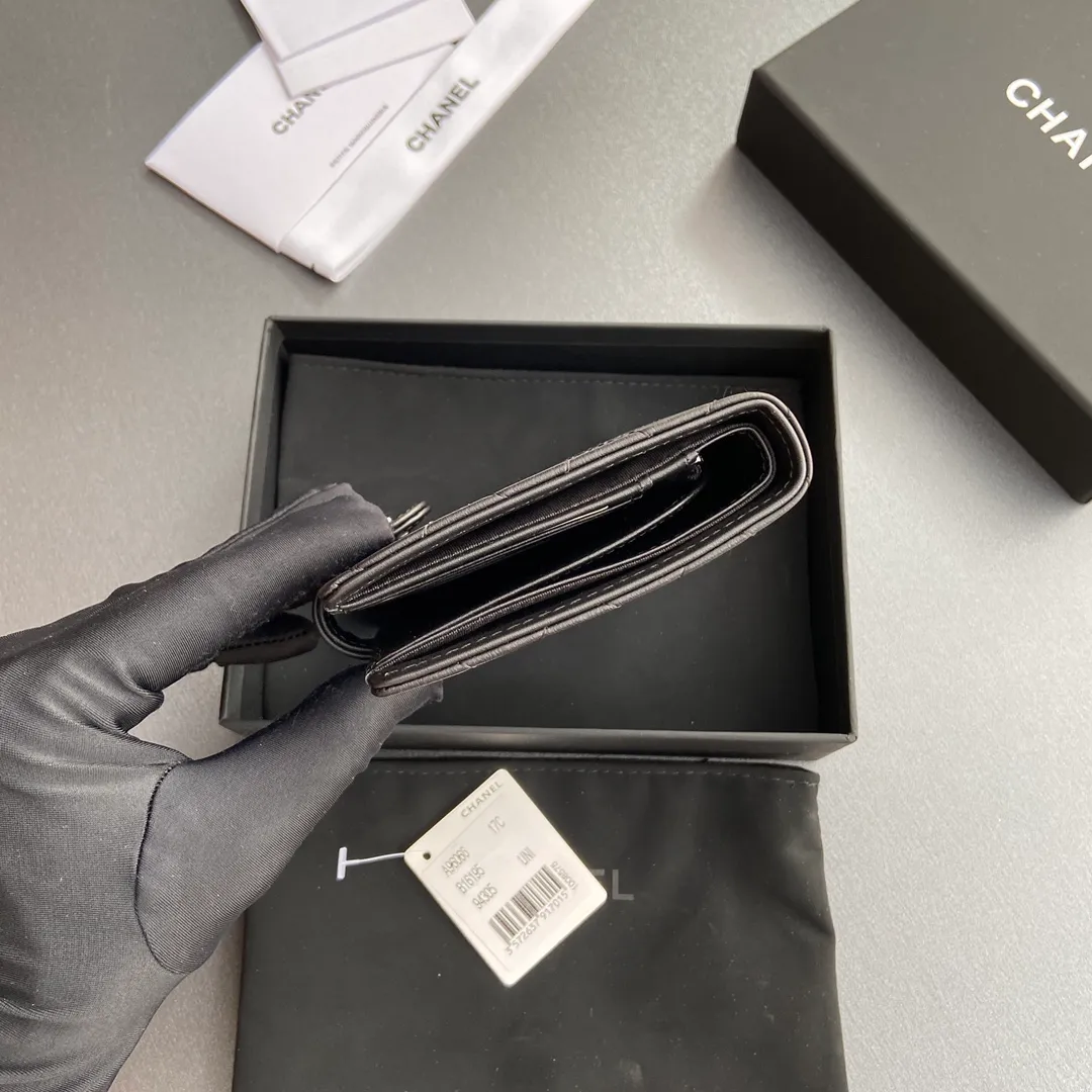 [Special grade hardware original leather] 440 Xiaoxiang Passport Holder Series Quilted with iconic metal logo Black-tone metal hardware, special Italian imported leather 4 card slots, 1 small zipper pocket. 1 banknote compartment, 1 passport holder card slot No.: 96066 Black Cow Black Size: w10×h14×d2cm