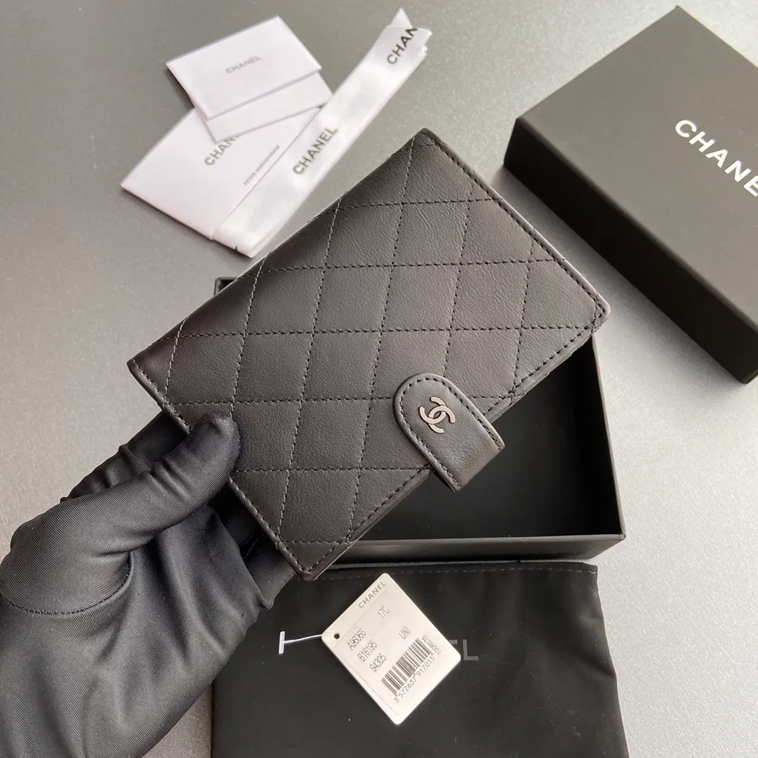 [Special grade hardware original leather] 440 Xiaoxiang Passport Holder Series Quilted with iconic metal logo Black-tone metal hardware, special Italian imported leather 4 card slots, 1 small zipper pocket. 1 banknote compartment, 1 passport holder card slot No.: 96066 Black Cow Black Size: w10×h14×d2cm
