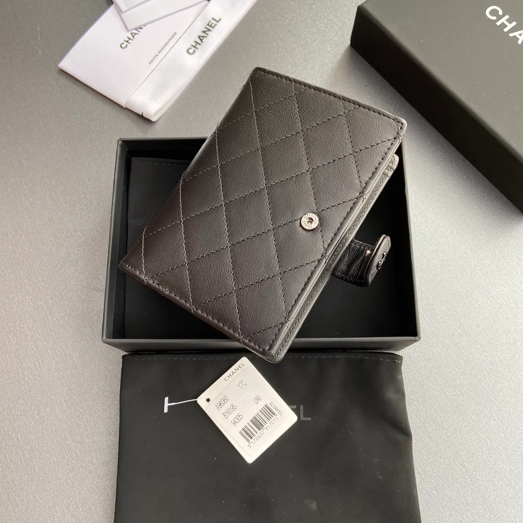 [Special grade hardware original leather] 440 Xiaoxiang Passport Holder Series Quilted with iconic metal logo Black-tone metal hardware, special Italian imported leather 4 card slots, 1 small zipper pocket. 1 banknote compartment, 1 passport holder card slot No.: 96066 Black Cow Black Size: w10×h14×d2cm