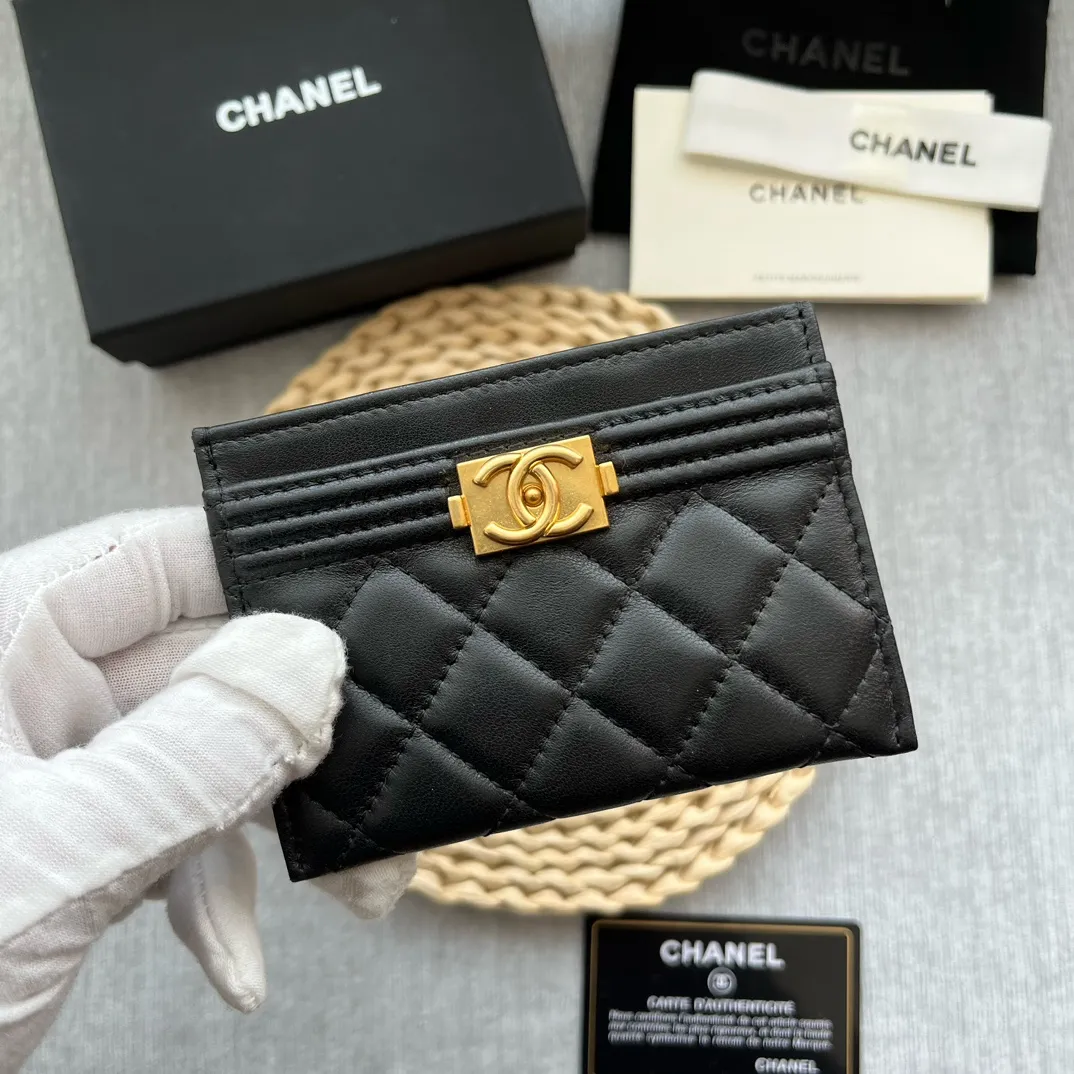 ¥220 [Original quality] [With serial code] CHANEL's new leboy card holder has a rhombus pattern, very attractive! The retro gold buckle has an old-fashioned feel and is very fashionable and retro❤️This small card holder is very cost-effective, and you can also put some change in the three card slots👍Model number: 84431 Size: 11×7.5×1cm