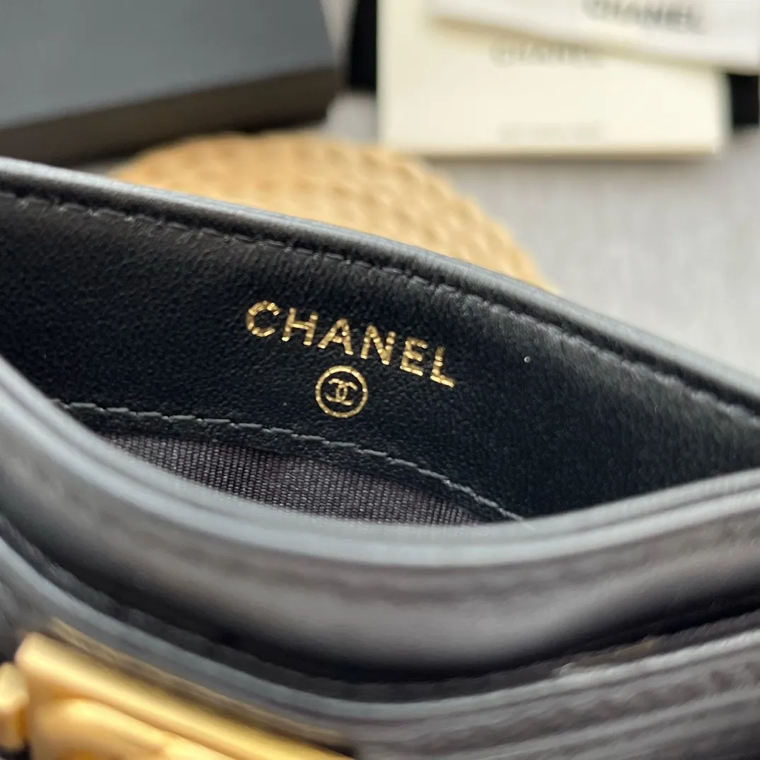 ¥220 [Original quality] [With serial code] CHANEL's new leboy card holder has a rhombus pattern, very attractive! The retro gold buckle has an old-fashioned feel and is very fashionable and retro❤️This small card holder is very cost-effective, and you can also put some change in the three card slots👍Model number: 84431 Size: 11×7.5×1cm