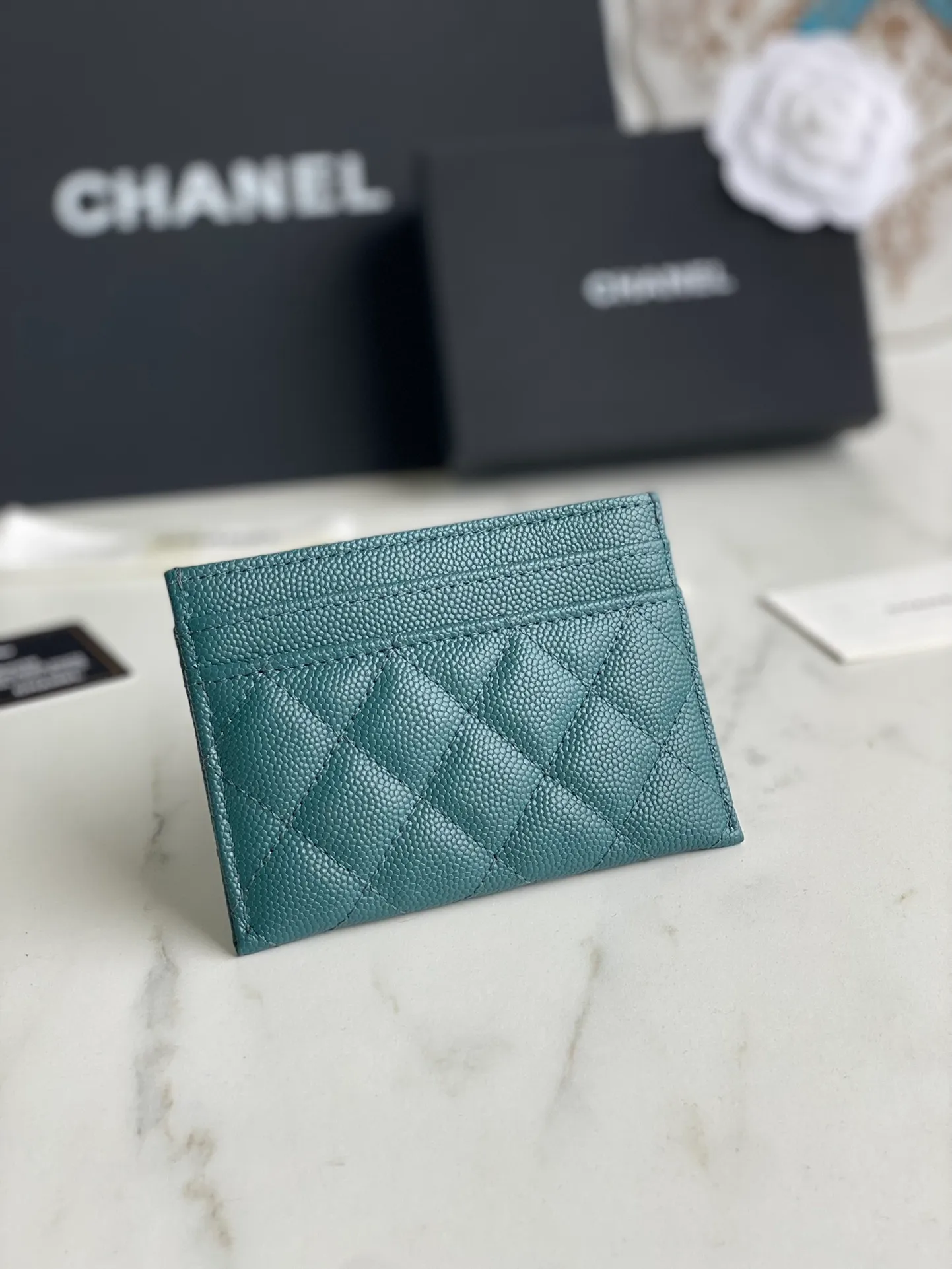 220💰[Original quality][With serial code] CHANEL’s new leboy card holder has arrived! The imported rhombus pattern is very attractive! The retro gilt buckle has an old-fashioned feel and is very fashionable and retro❤️This small card holder is very cost-effective and you can also put some change in the three card slots👍Model number: 84431 Size: 11×7.5×1cm