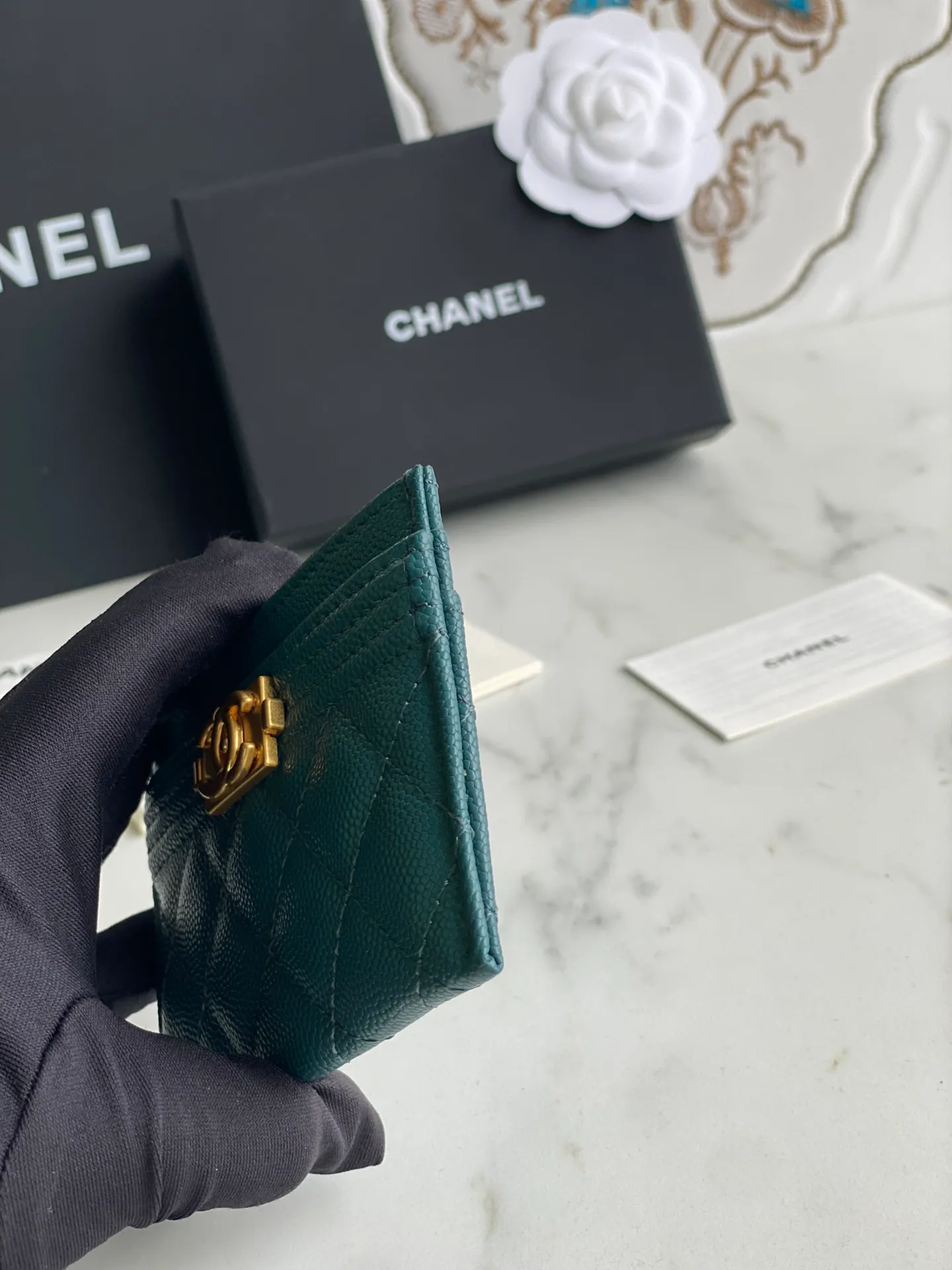 220💰[Original quality][With serial code] CHANEL’s new leboy card holder has arrived! The imported rhombus pattern is very attractive! The retro gilt buckle has an old-fashioned feel and is very fashionable and retro❤️This small card holder is very cost-effective and you can also put some change in the three card slots👍Model number: 84431 Size: 11×7.5×1cm