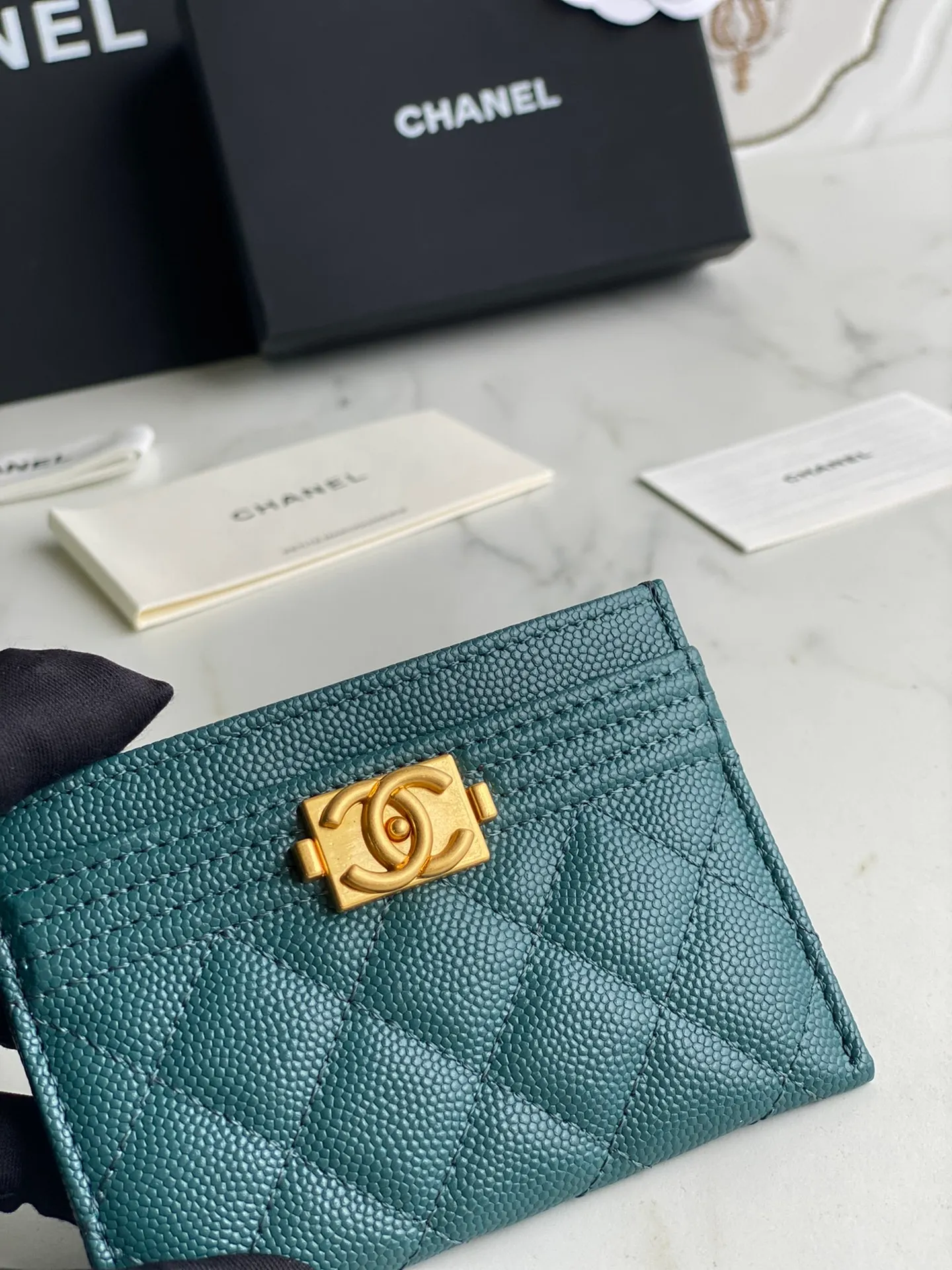220💰[Original quality][With serial code] CHANEL’s new leboy card holder has arrived! The imported rhombus pattern is very attractive! The retro gilt buckle has an old-fashioned feel and is very fashionable and retro❤️This small card holder is very cost-effective and you can also put some change in the three card slots👍Model number: 84431 Size: 11×7.5×1cm