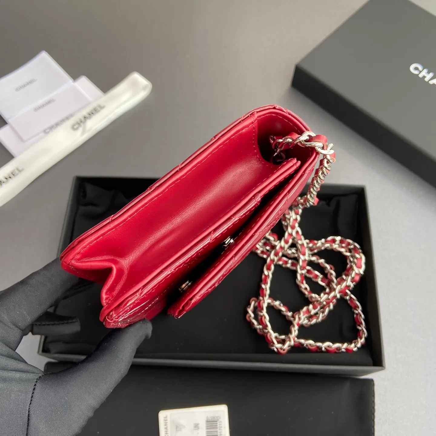 Xiaoxiang imported Italian calfskin Item No.: A0250 Price: 640 Size: w20×h13×d3.5cm Color: Burgundy smooth leather with silver steel mark