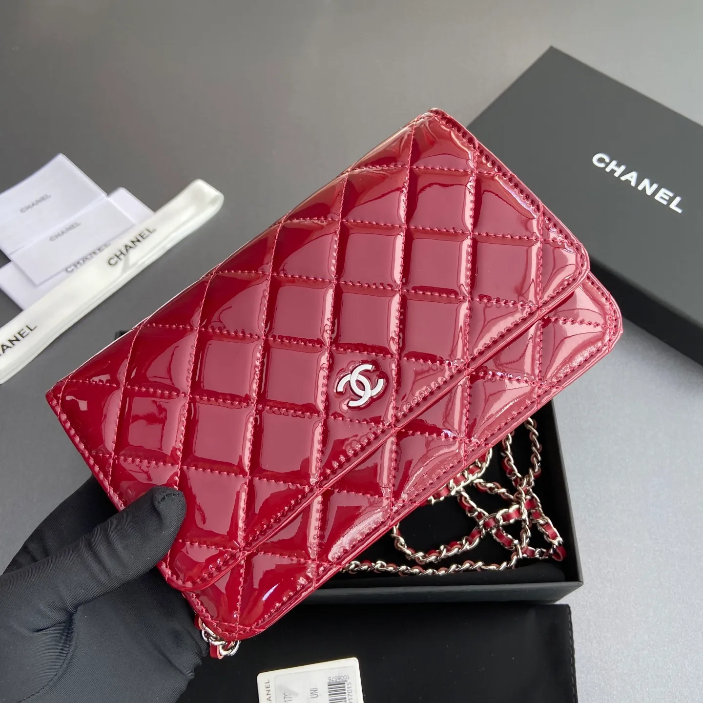 Xiaoxiang imported Italian calfskin Item No.: A0250 Price: 640 Size: w20×h13×d3.5cm Color: Burgundy smooth leather with silver steel mark