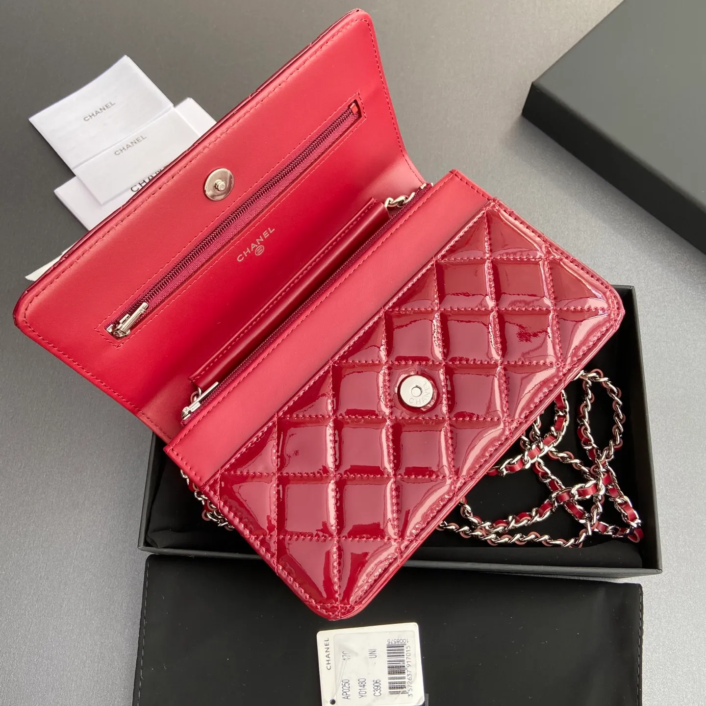 Xiaoxiang imported Italian calfskin Item No.: A0250 Price: 640 Size: w20×h13×d3.5cm Color: Burgundy smooth leather with silver steel mark