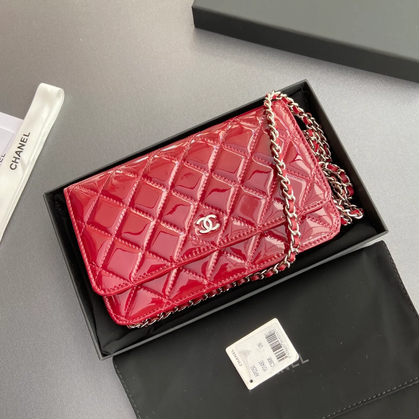 Xiaoxiang imported Italian calfskin Item No.: A0250 Price: 640 Size: w20×h13×d3.5cm Color: Burgundy smooth leather with silver steel mark
