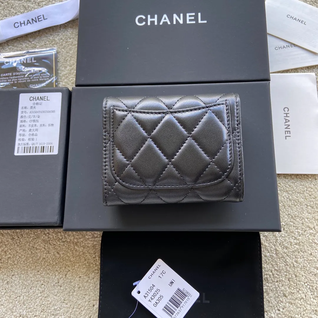 Xiaoxiang imported Italian leather double-layer card holder 320💰 Item number: A31504 Height: w12.5×h8.5×d2.5cm Color: black sheepskin gold steel mark