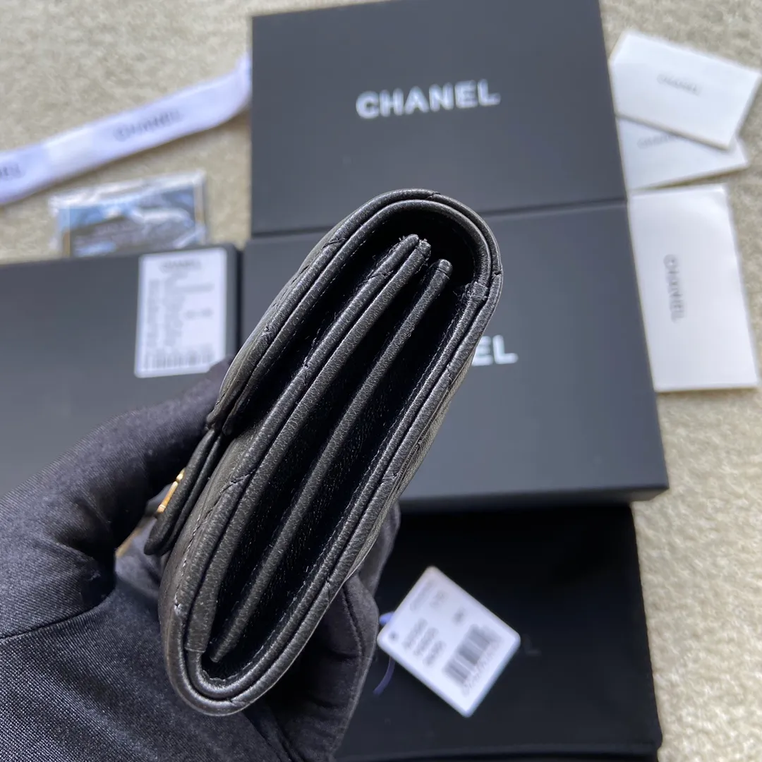 Xiaoxiang imported Italian leather double-layer card holder 320💰 Item number: A31504 Height: w12.5×h8.5×d2.5cm Color: black sheepskin gold steel mark