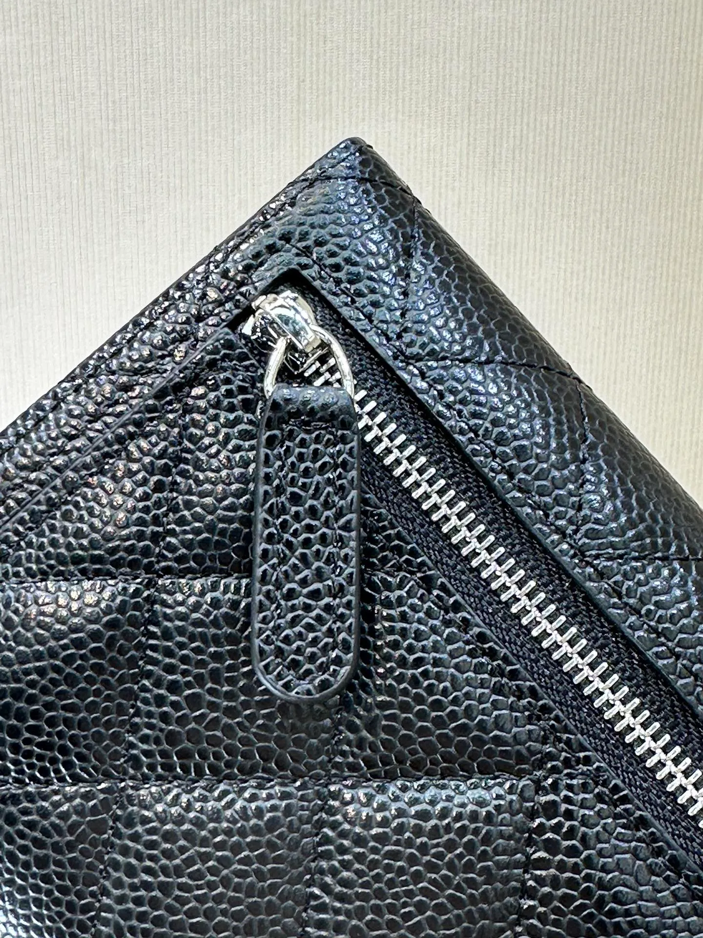 82288 Caviar black silver