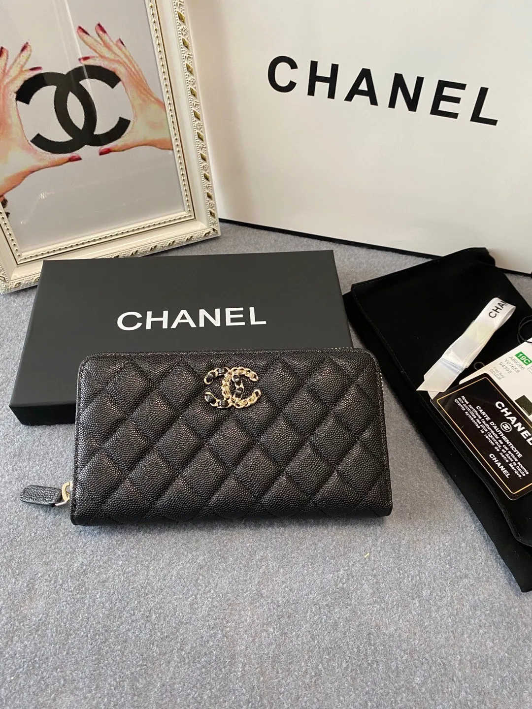 💰Upgraded version of 540💋2020 autumn and winter new style🆕The latest long zipper wallet💞12 colors of lychee fine ball grain cowhide material, the logo is larger than the previous classic model, half wearing leather and half wearing gold chain design, exquisite and special Unique and foreign, the temperament instantly upupup❣The fashionable style and style are also jointly created by Karl and Viard. The first series launched by the new artistic director will be a key recommendation of the brand from this year to next year, conveying the essence of the brand 1899🍃size: 19*10cm