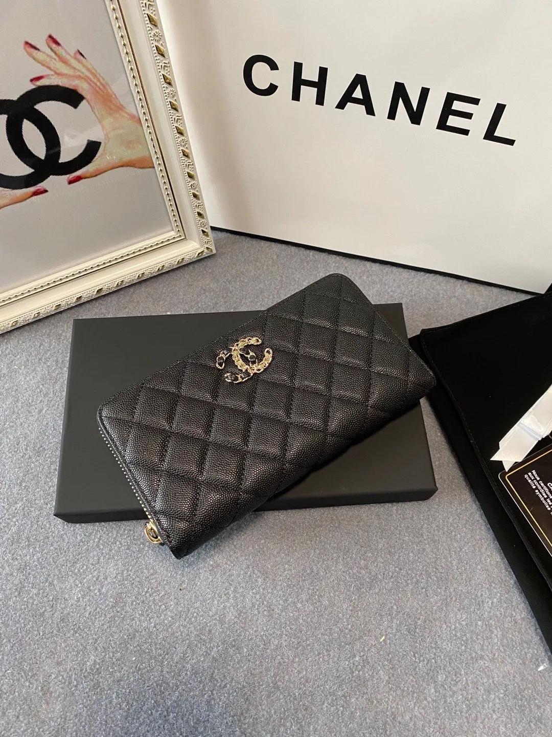 💰Upgraded version of 540💋2020 autumn and winter new style🆕The latest long zipper wallet💞12 colors of lychee fine ball grain cowhide material, the logo is larger than the previous classic model, half wearing leather and half wearing gold chain design, exquisite and special Unique and foreign, the temperament instantly upupup❣The fashionable style and style are also jointly created by Karl and Viard. The first series launched by the new artistic director will be a key recommendation of the brand from this year to next year, conveying the essence of the brand 1899🍃size: 19*10cm