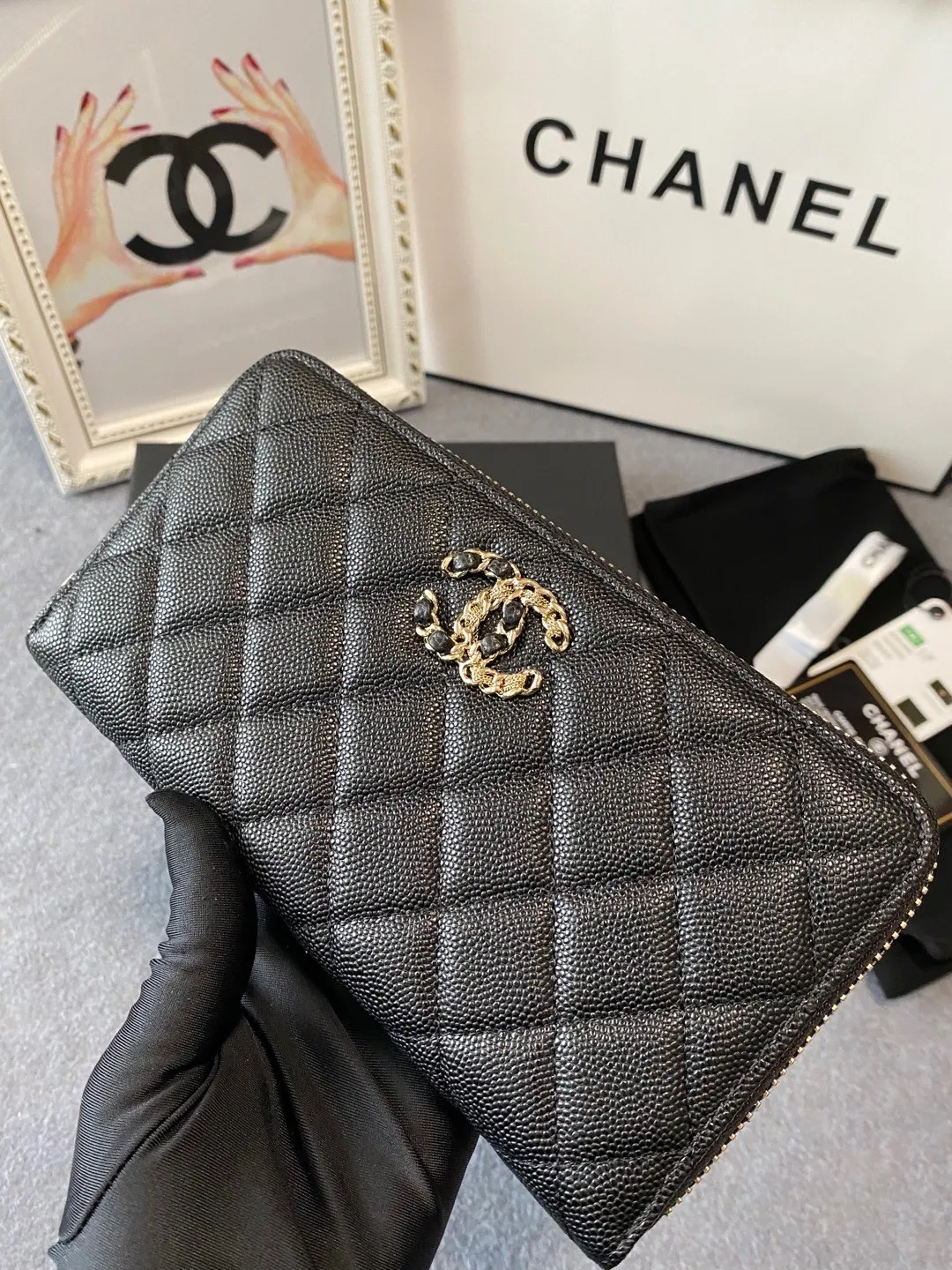 💰Upgraded version of 540💋2020 autumn and winter new style🆕The latest long zipper wallet💞12 colors of lychee fine ball grain cowhide material, the logo is larger than the previous classic model, half wearing leather and half wearing gold chain design, exquisite and special Unique and foreign, the temperament instantly upupup❣The fashionable style and style are also jointly created by Karl and Viard. The first series launched by the new artistic director will be a key recommendation of the brand from this year to next year, conveying the essence of the brand 1899🍃size: 19*10cm