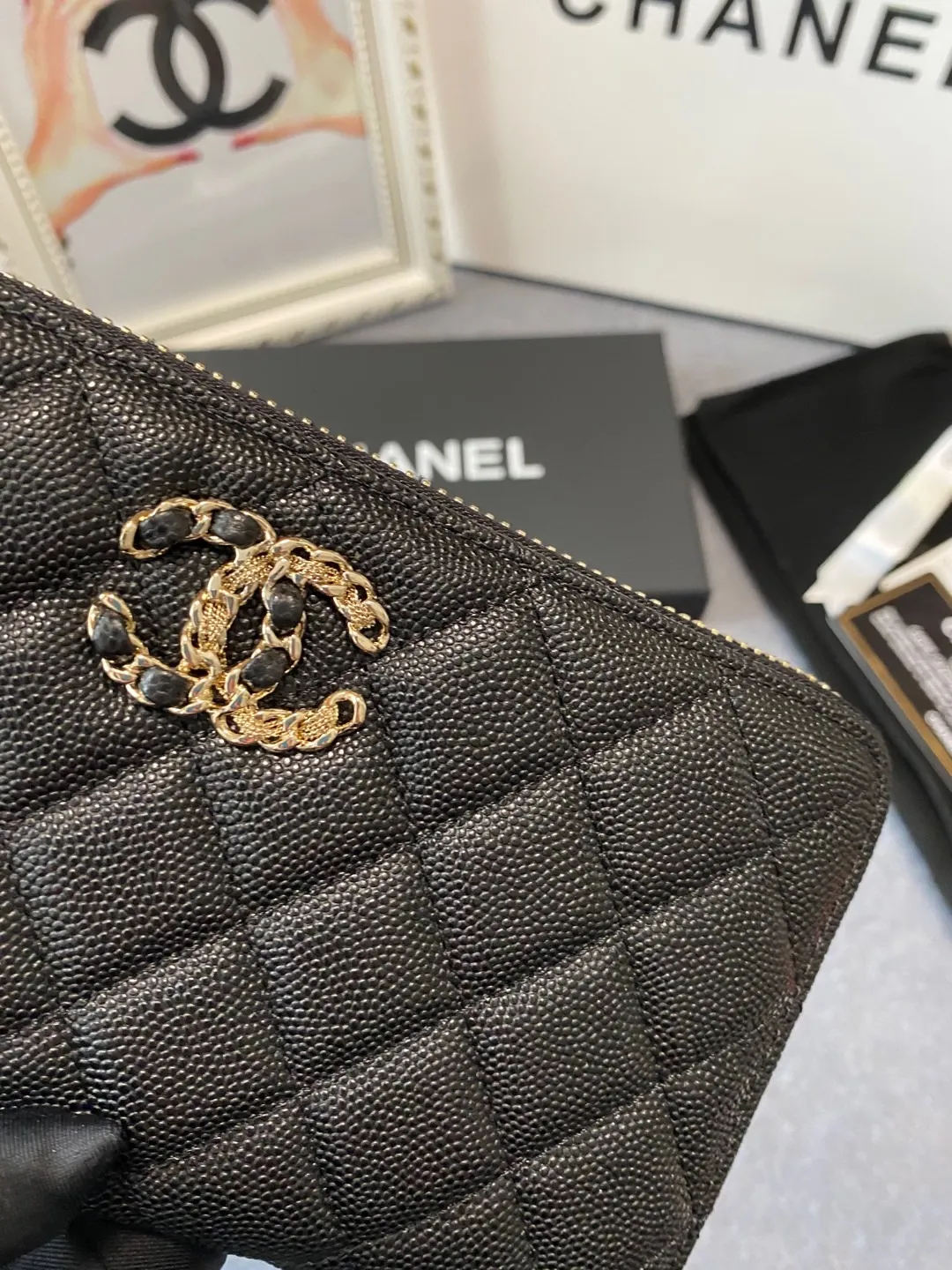 💰Upgraded version of 540💋2020 autumn and winter new style🆕The latest long zipper wallet💞12 colors of lychee fine ball grain cowhide material, the logo is larger than the previous classic model, half wearing leather and half wearing gold chain design, exquisite and special Unique and foreign, the temperament instantly upupup❣The fashionable style and style are also jointly created by Karl and Viard. The first series launched by the new artistic director will be a key recommendation of the brand from this year to next year, conveying the essence of the brand 1899🍃size: 19*10cm