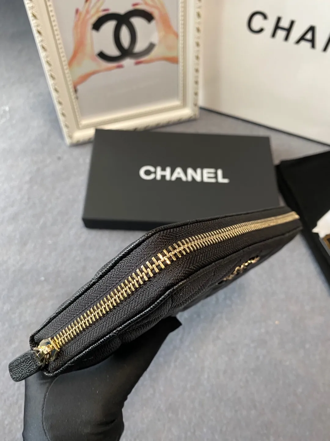 💰Upgraded version of 540💋2020 autumn and winter new style🆕The latest long zipper wallet💞12 colors of lychee fine ball grain cowhide material, the logo is larger than the previous classic model, half wearing leather and half wearing gold chain design, exquisite and special Unique and foreign, the temperament instantly upupup❣The fashionable style and style are also jointly created by Karl and Viard. The first series launched by the new artistic director will be a key recommendation of the brand from this year to next year, conveying the essence of the brand 1899🍃size: 19*10cm