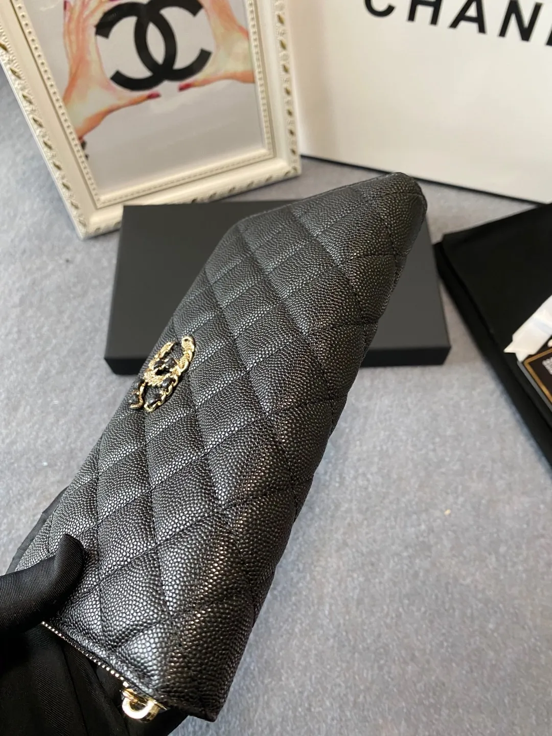 💰Upgraded version of 540💋2020 autumn and winter new style🆕The latest long zipper wallet💞12 colors of lychee fine ball grain cowhide material, the logo is larger than the previous classic model, half wearing leather and half wearing gold chain design, exquisite and special Unique and foreign, the temperament instantly upupup❣The fashionable style and style are also jointly created by Karl and Viard. The first series launched by the new artistic director will be a key recommendation of the brand from this year to next year, conveying the essence of the brand 1899🍃size: 19*10cm