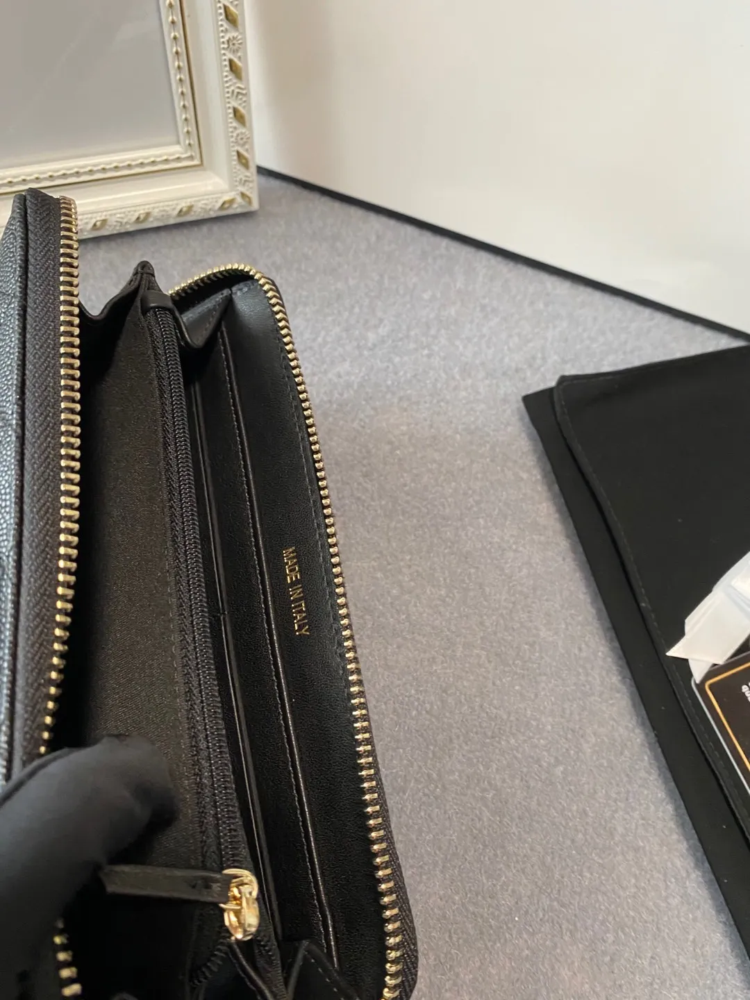 💰Upgraded version of 540💋2020 autumn and winter new style🆕The latest long zipper wallet💞12 colors of lychee fine ball grain cowhide material, the logo is larger than the previous classic model, half wearing leather and half wearing gold chain design, exquisite and special Unique and foreign, the temperament instantly upupup❣The fashionable style and style are also jointly created by Karl and Viard. The first series launched by the new artistic director will be a key recommendation of the brand from this year to next year, conveying the essence of the brand 1899🍃size: 19*10cm