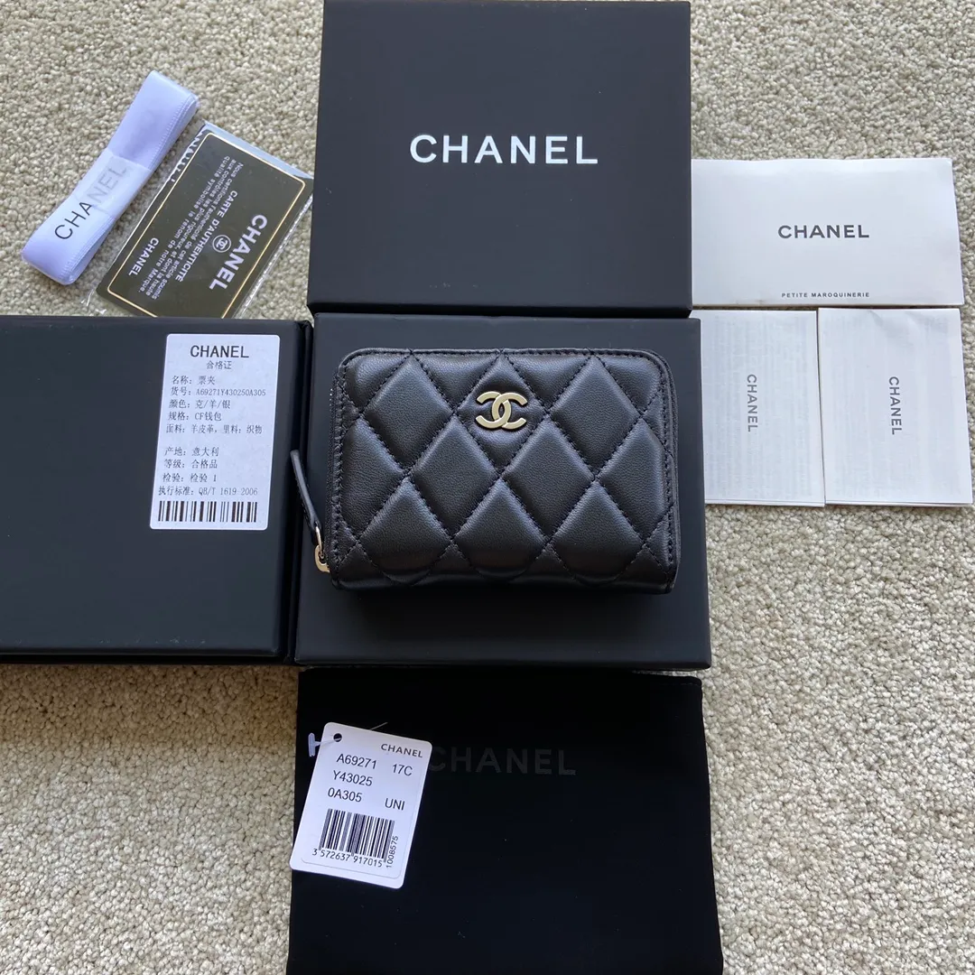 Xiaoxiang imported Italian lambskin Item number: A69271 💰: 240 (no pocket on the back) Size: W11×H7.5×2cm Color: black lambskin silver steel mark Usage: small zipper bag