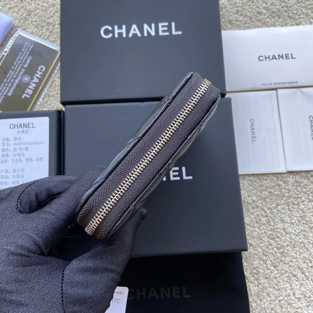 Xiaoxiang imported Italian lambskin Item number: A69271 💰: 240 (no pocket on the back) Size: W11×H7.5×2cm Color: black lambskin silver steel mark Usage: small zipper bag