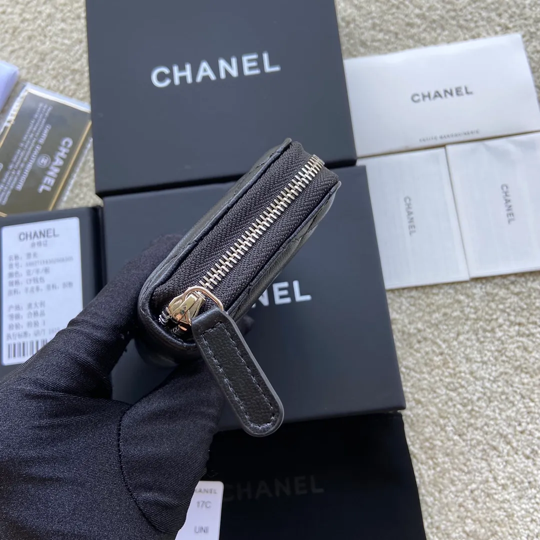 Xiaoxiang imported Italian lambskin Item number: A69271 💰: 240 (no pocket on the back) Size: W11×H7.5×2cm Color: black lambskin silver steel mark Usage: small zipper bag