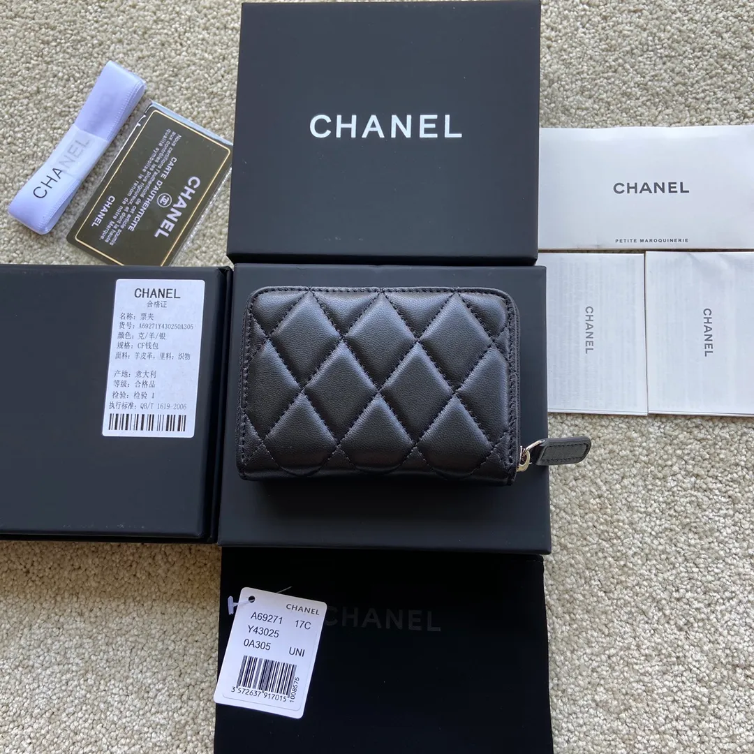 Xiaoxiang imported Italian lambskin Item number: A69271 💰: 240 (no pocket on the back) Size: W11×H7.5×2cm Color: black lambskin silver steel mark Usage: small zipper bag