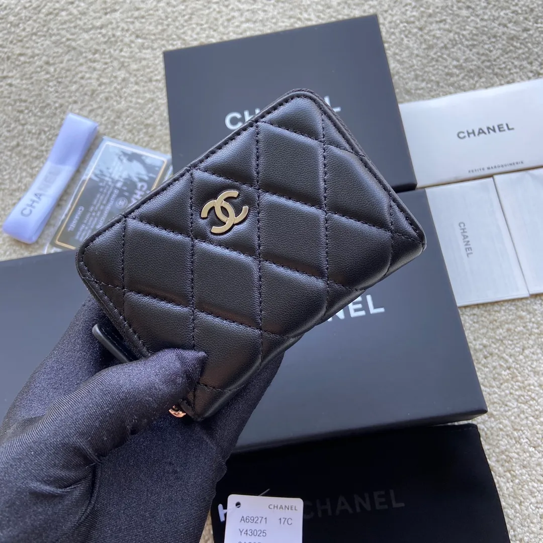 Xiaoxiang imported Italian lambskin Item number: A69271 💰: 240 (no pocket on the back) Size: W11×H7.5×2cm Color: black lambskin silver steel mark Usage: small zipper bag