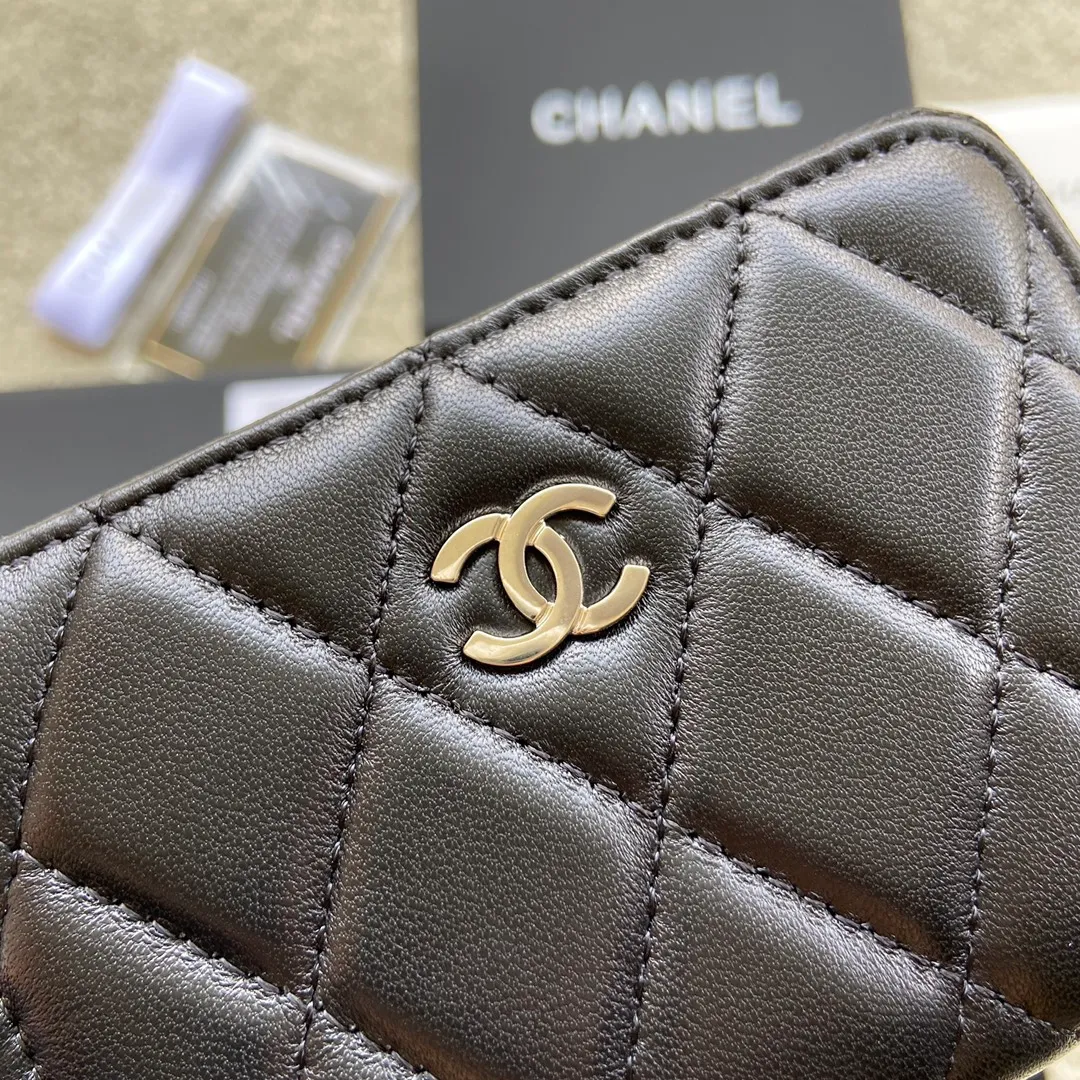 Xiaoxiang imported Italian lambskin Item number: A69271 💰: 240 (no pocket on the back) Size: W11×H7.5×2cm Color: black lambskin silver steel mark Usage: small zipper bag