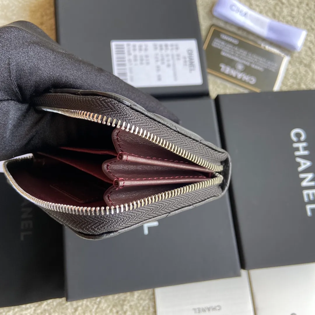 Xiaoxiang imported Italian lambskin Item number: A69271 💰: 240 (no pocket on the back) Size: W11×H7.5×2cm Color: black lambskin silver steel mark Usage: small zipper bag