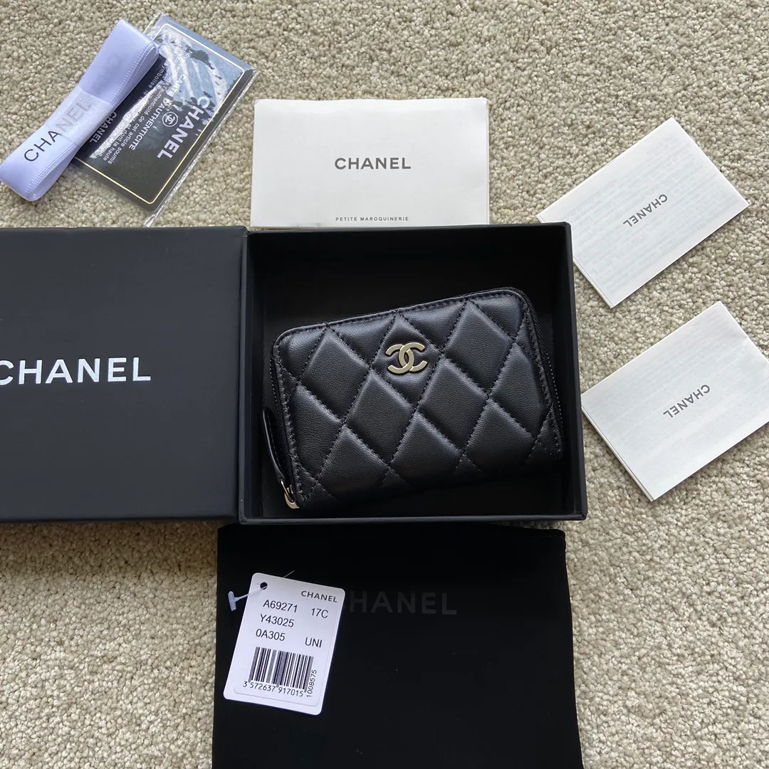 Xiaoxiang imported Italian lambskin Item number: A69271 💰: 240 (no pocket on the back) Size: W11×H7.5×2cm Color: black lambskin silver steel mark Usage: small zipper bag