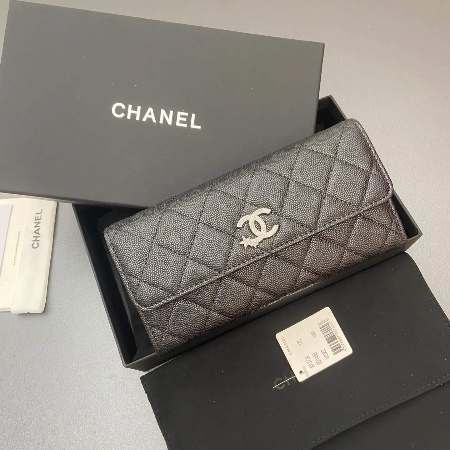 25b new series caviar cowhide with stars ⭐logo shiny blingblibg~ flip long clip wallet series fine ball pattern silver star hardware 12 card slots, two banknote compartments two compartments, 1 zipper bag Price: 260 No.: 3724 Size: w19×h10×d3cm